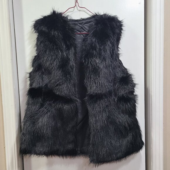 💥3/$30💥 NWOT Black Faux Fur vest, really soft , Sleeveless, front pockets - Picture 1 of 4